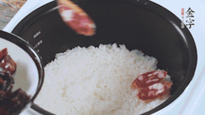 開(kāi)蓋觀察飯，水微微收干，放入切好的金字香腸、醬肉、醬肉香腸。