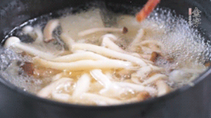 依次放火腿、豆腐，加水大火燒開，小火燉煮20分鐘，出鍋前撒上蔥花即可。
