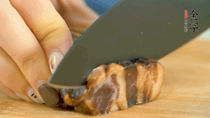 金字風(fēng)味醬肉切成片，上鍋蒸15分鐘。