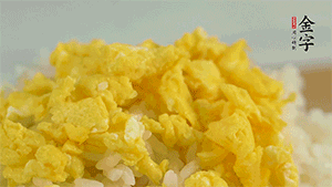 將雞蛋碎、西蘭花碎和放涼的米飯混合，用少許鹽、橄欖油調(diào)味。