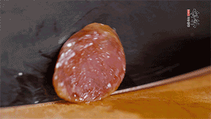 金字火腿肉香腸上鍋蒸15分鐘，切片備用。