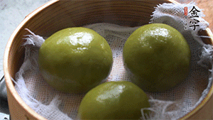 青團(tuán)上沸水鍋中蒸10分鐘即可。