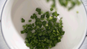 韭菜洗凈，切粒。