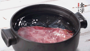 金字火肉溫水浸泡2小時(shí)。（火肉發(fā)酵時(shí)間比火腿短，肉質(zhì)比火腿略軟，鹽分更低）