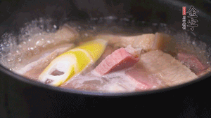 火肉、豬肉加料酒、清水大火煮開(kāi)后，加入春筍小火慢燉40分鐘，出鍋前撒蔥花即可。