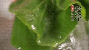 小青菜從根部掰開，分別洗凈。