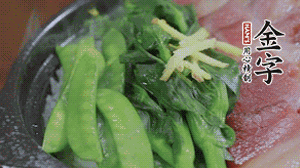 燜好的米飯開(kāi)蓋，放入菜心、荷蘭豆，澆上調(diào)味汁拌勻。