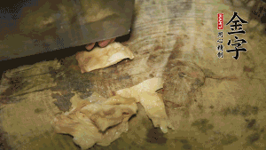 加適量溫水淹沒食材，大火燉至水沸后再小火慢燉1小時，出鍋前10分鐘加枸杞。（焯過水后的豬蹄不應(yīng)再用涼水，用溫水燉煮更容易軟爛。也可以用高壓鍋或者有煲湯功能的電飯煲，省時又便于入味。）