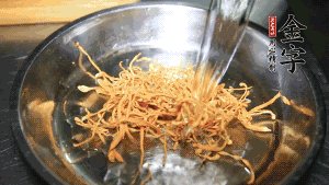 蟲草花用涼水浸泡10分鐘，干香菇溫水泡發(fā)至軟去蒂備用。蓮子、紅棗也可一同清洗干凈。