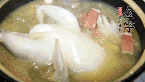 煮沸時加入蟲草花、香菇、紅棗，以料酒調(diào)味繼續(xù)小火燉煮1小時左右。