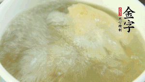 待湯水滾開后，再加入山藥塊，以料酒調味。
