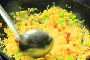 然后加入炒好的食材混合均勻，炒熟即可。出鍋前加少許黑胡椒、鹽和蔥花就可以啦！??！