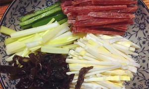 黑木耳泡發(fā)，黑木耳、韭黃、雷筍、青椒切成絲。