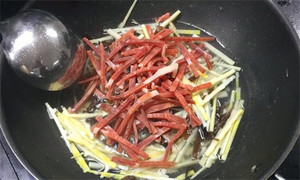 火腿絲、筍絲、黑木耳絲汆水后，瀝干。