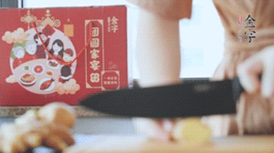 將處理好的老鴨放入冷水鍋中，丟入姜片，冷水煮沸去腥。