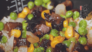 出鍋前加蠔油、生抽調(diào)味，撒點(diǎn)熟白芝麻即可。