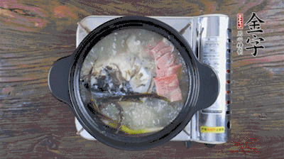 放豆腐、海鮮菇繼續(xù)中小火煮5分鐘。