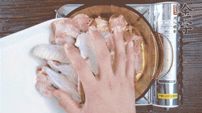 加料酒、蔥姜焯水2分鐘，清洗備用。