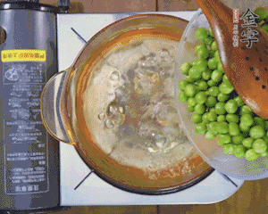 豌豆粒焯水30秒，過涼水。