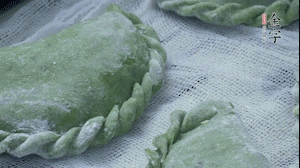 【制作】2.蒸架上墊浸濕的屜布，再放上清明果，大火蒸10~15分鐘，完成，出鍋啦！