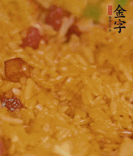 放一撮鹽、生抽少許，倒入炸好的芋頭。最后撒蔥花、蒜末翻炒均勻。