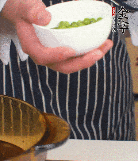 胡蘿卜、豌豆和干花菇焯水。
