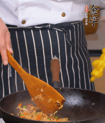加咖喱塊、少許鹽、白糖調(diào)味，炒至咖喱塊融化后，倒米飯，翻炒至每粒米飯都包裹上咖喱，再放黃椒、青椒粒，出鍋前加菠蘿粒和小蔥翻拌均勻。
