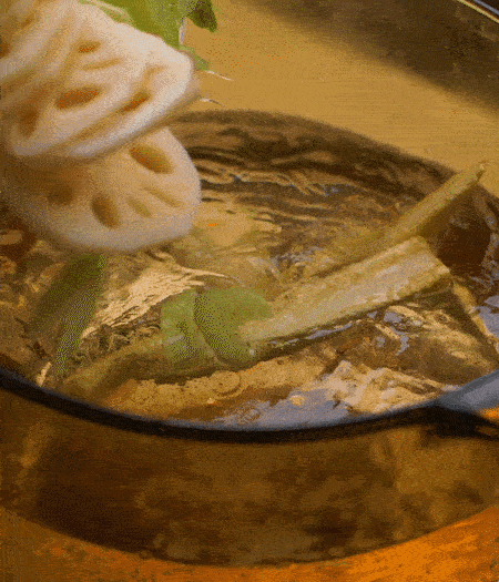 把玉米筍（對(duì)半切開）、西芹（切斜片）、蓮藕（切片），放入開水鍋內(nèi)，加點(diǎn)少許鹽、油，汆燙2分鐘。