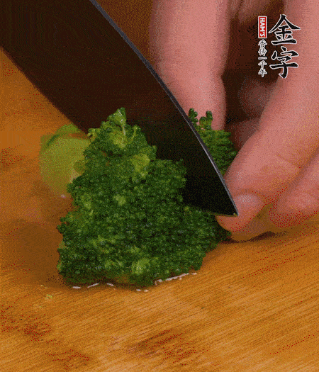 西蘭花用淡鹽水浸泡十幾分鐘后過開水焯燙熟后撈出。