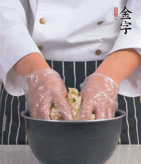 米飯中放西蘭花碎、咸肉丁，加少許黑胡椒、十來滴橄欖油拌勻。
