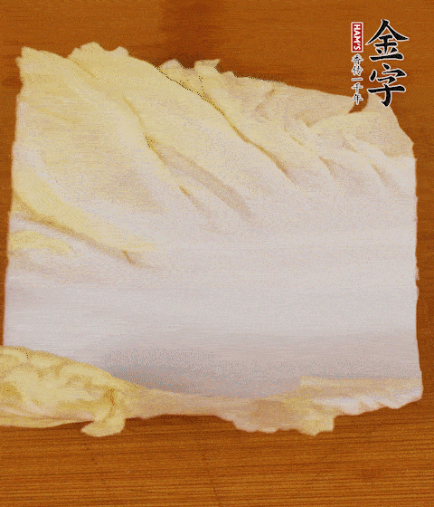 一片白菜一片淡火腿交替疊起，疊個兩三層放進(jìn)鍋內(nèi)，直到塞滿鍋。