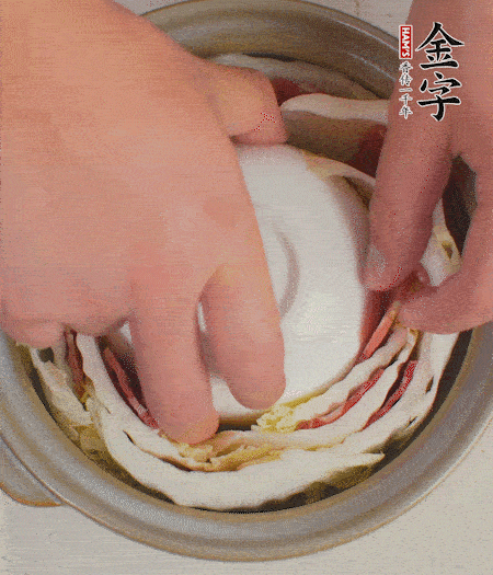 寬度剛好是鍋的高度?？垡粋€小碗更有助于幫助造型。