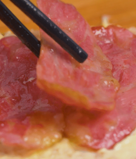 放上火腿、芝士片、生菜，再放一片土司。