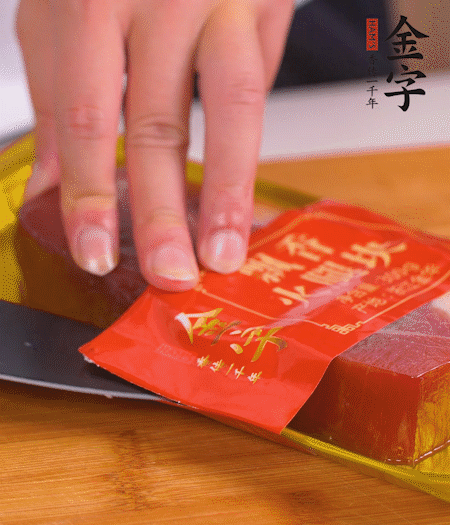 金字火腿切片，生姜切絲，蔥白切末。