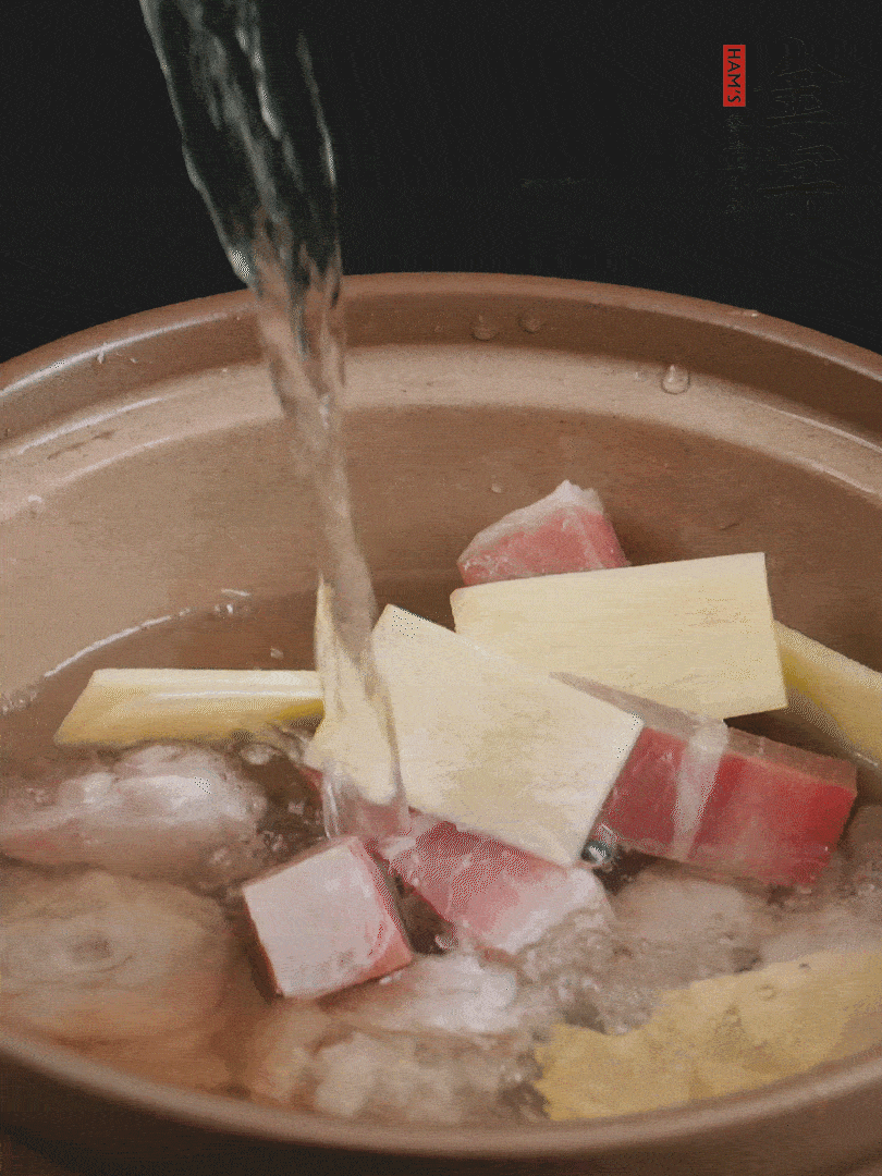 雞塊、火腿、姜片加適量料酒、清水燉80分鐘。