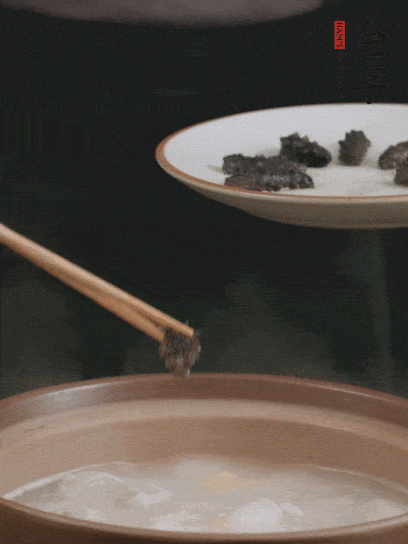 期間雞湯燉到80分鐘時，加小海參再燉10分鐘。
