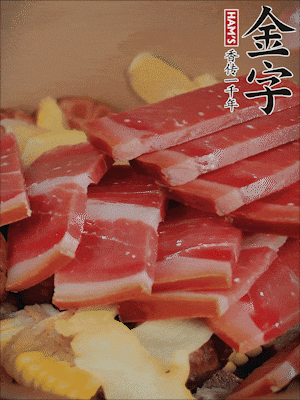 除鮑魚外的所有材料放進(jìn)鍋里，加清水、姜、黃酒，大火燒開，轉(zhuǎn)小火煲90分鐘。