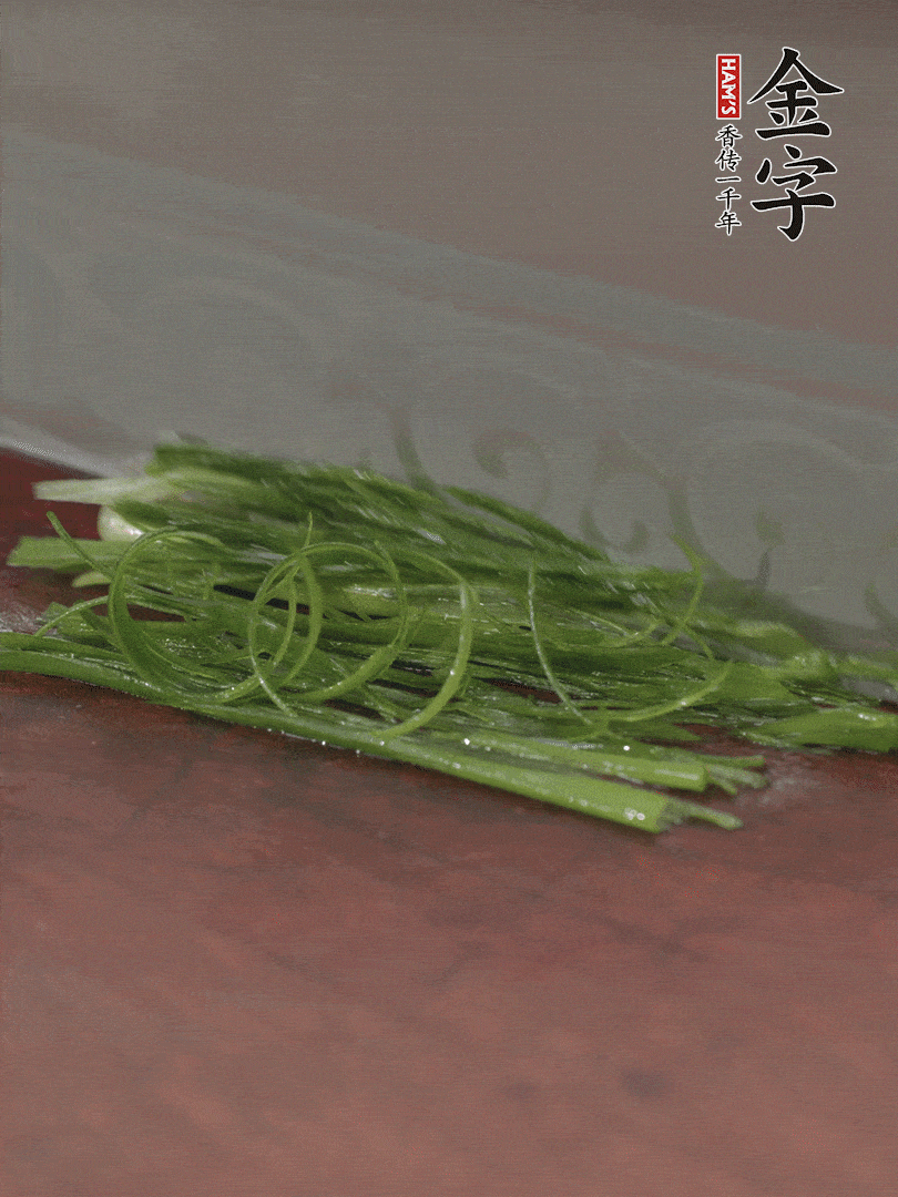 生姜切薄片，紅椒切細(xì)絲，小蔥蔥綠切細(xì)絲，泡入冰水中保持新鮮。