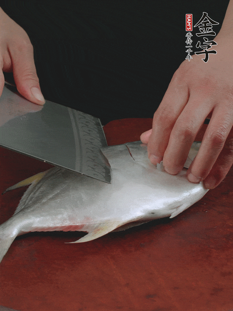 處理干凈銀鯧魚1條，表面斜刀切出花刀。