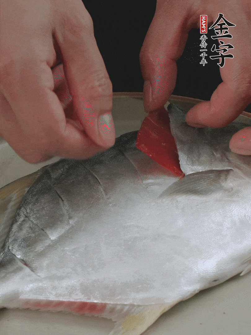 火腿片和姜片塞在刀口處，也塞一些入魚肚。