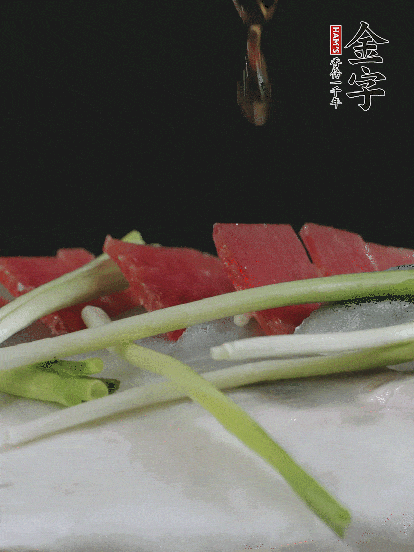 蔥白置于魚身，放適量豌豆，淋上花雕酒。