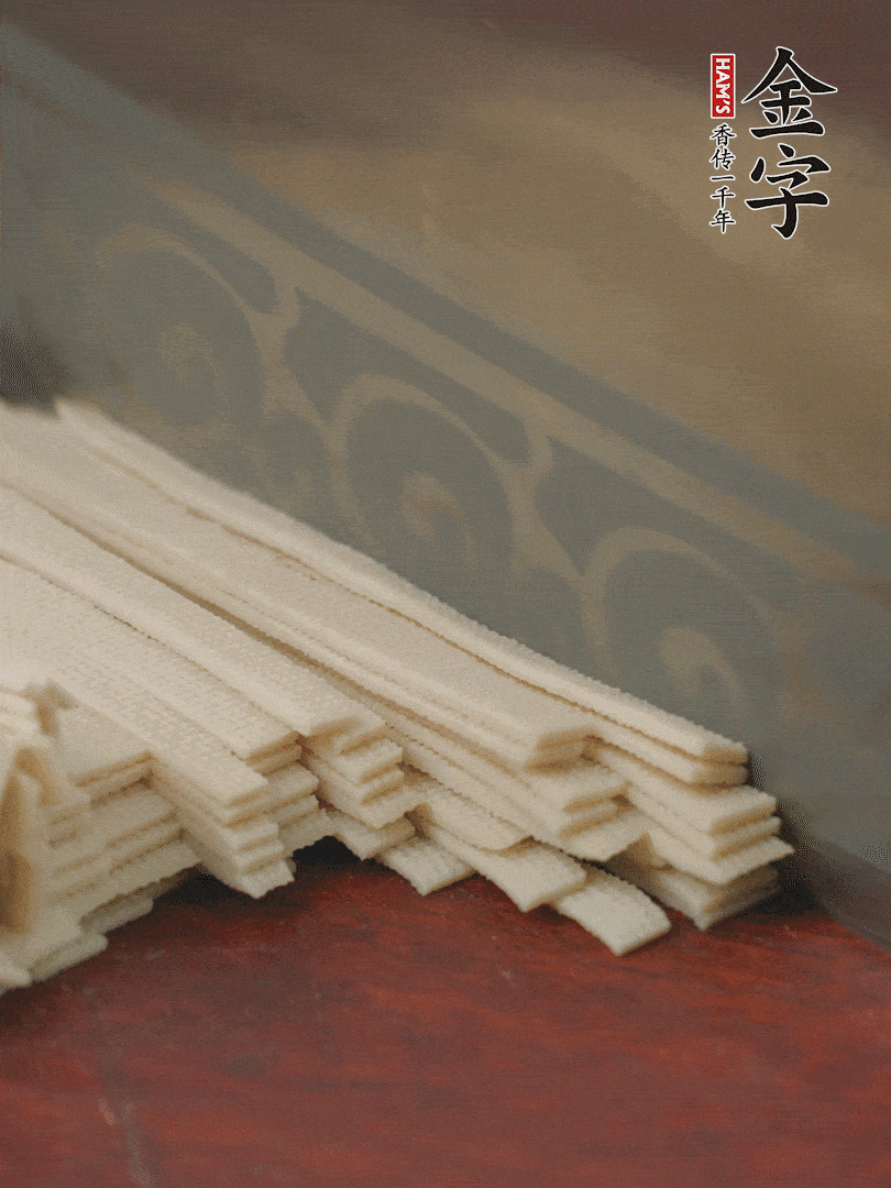 燉火腿期間，千張切細(xì)絲，白蘿卜去皮切細(xì)絲，蒜葉切細(xì)丁。