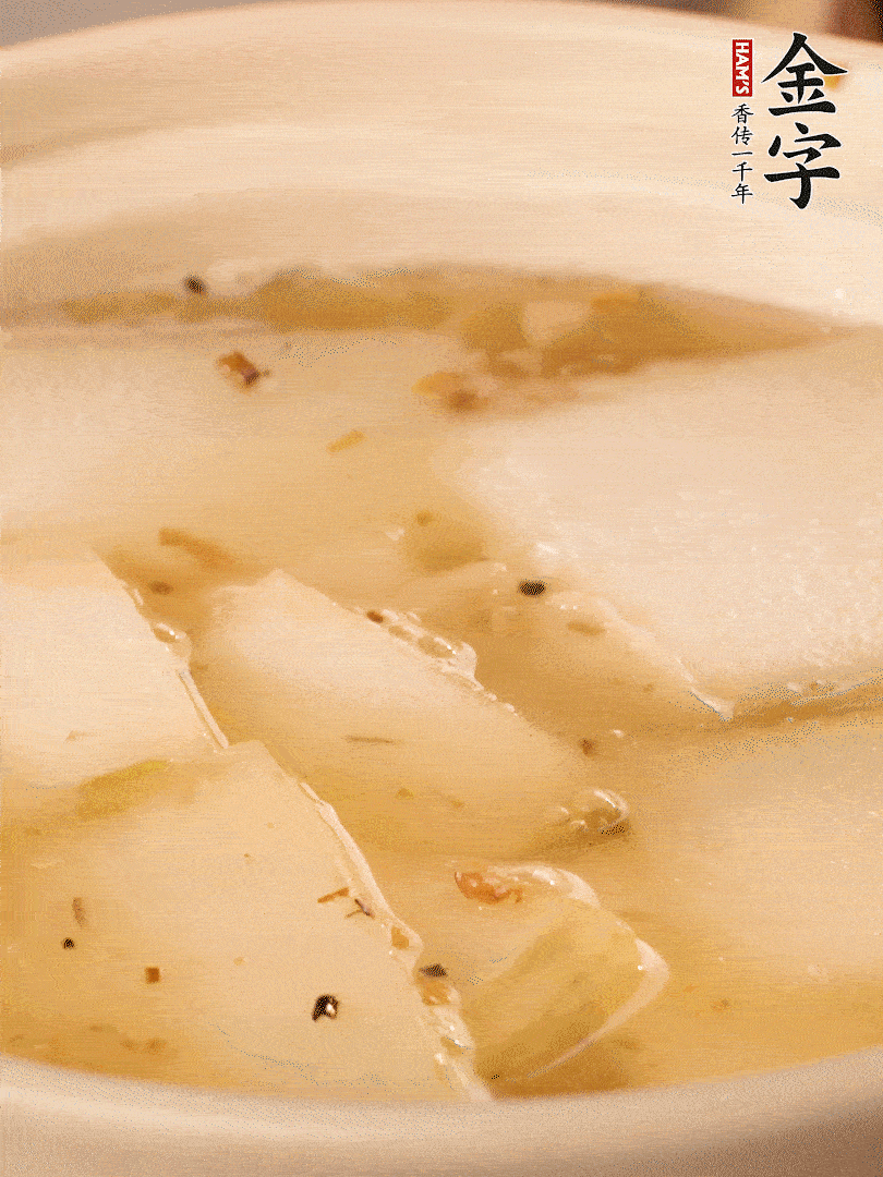 加入適量清水，再放咸肉，淋點(diǎn)黃酒添味。