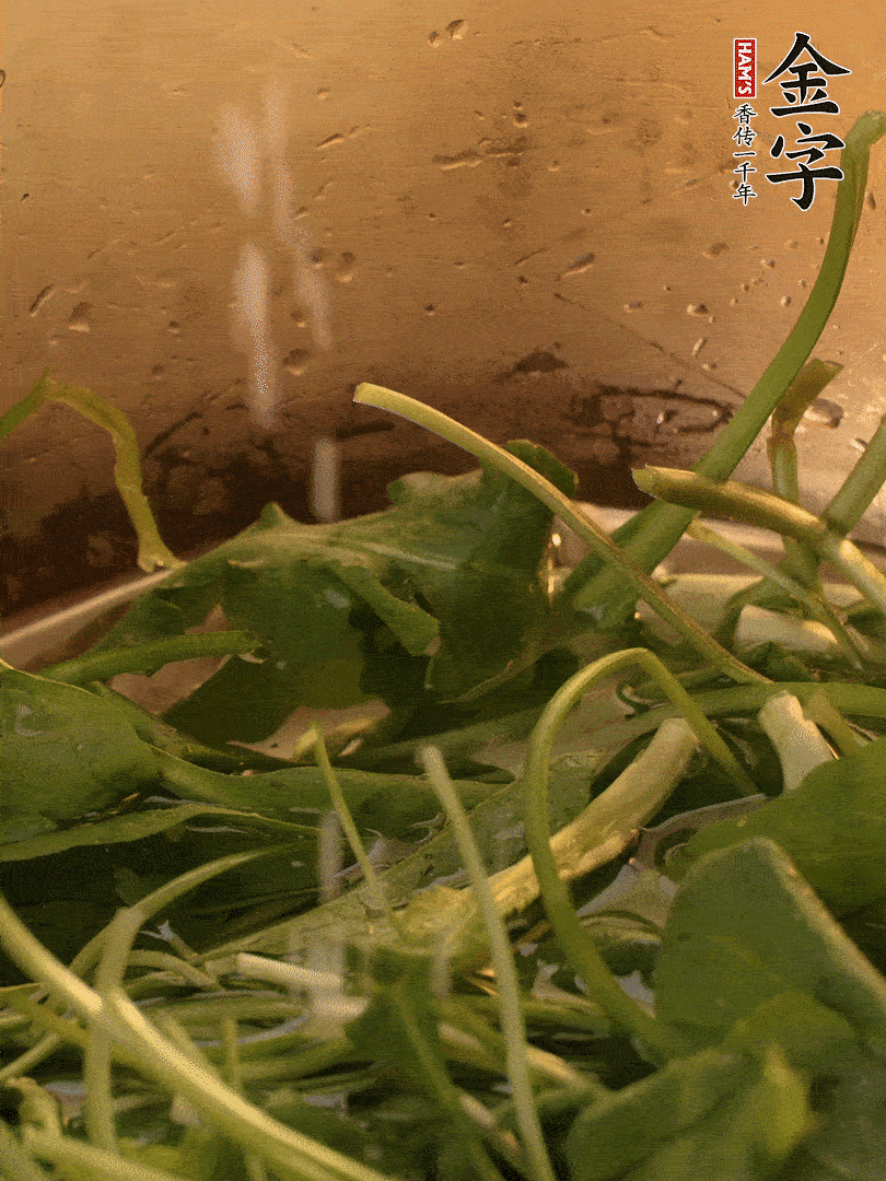 薺菜去掉根部，加小蘇打、鹽熱水沸騰燙軟。