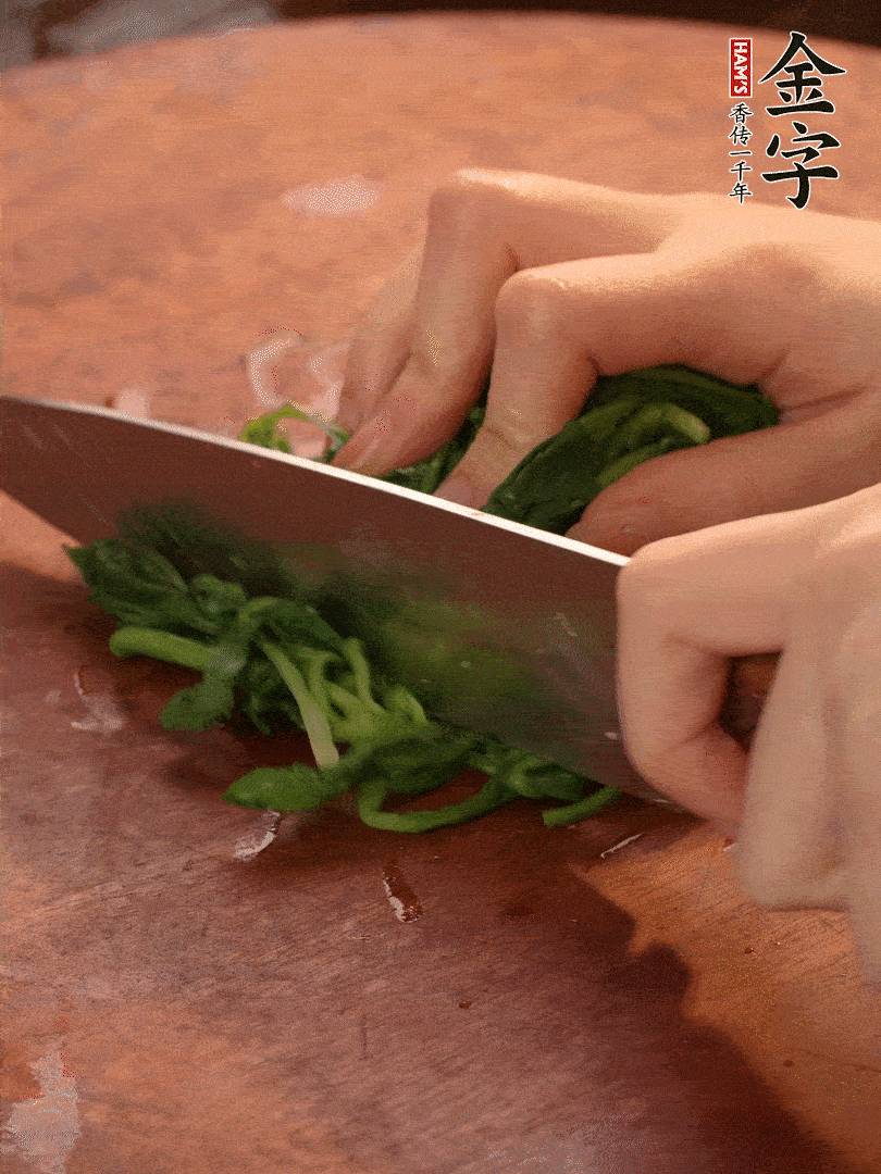 晾涼拽干水份，切碎備用。