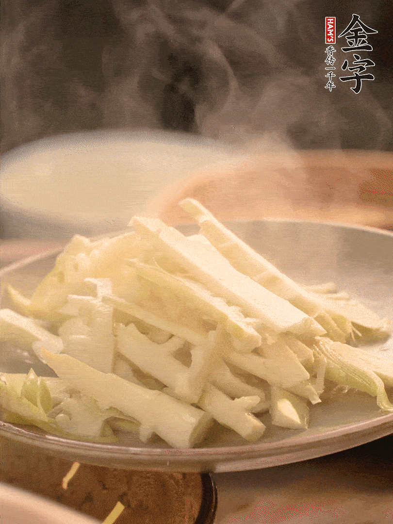 春筍切薄片，焯水去除澀味。