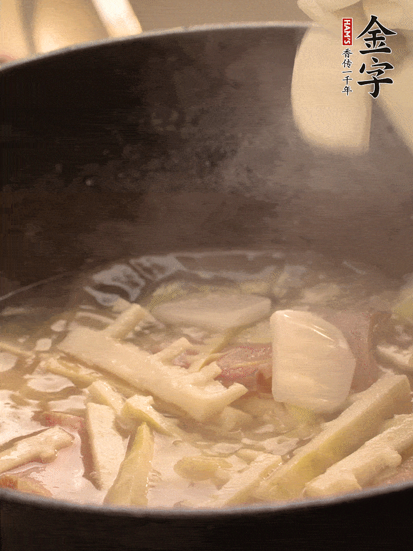 加一點開水后，放年糕燜2分鐘至軟。