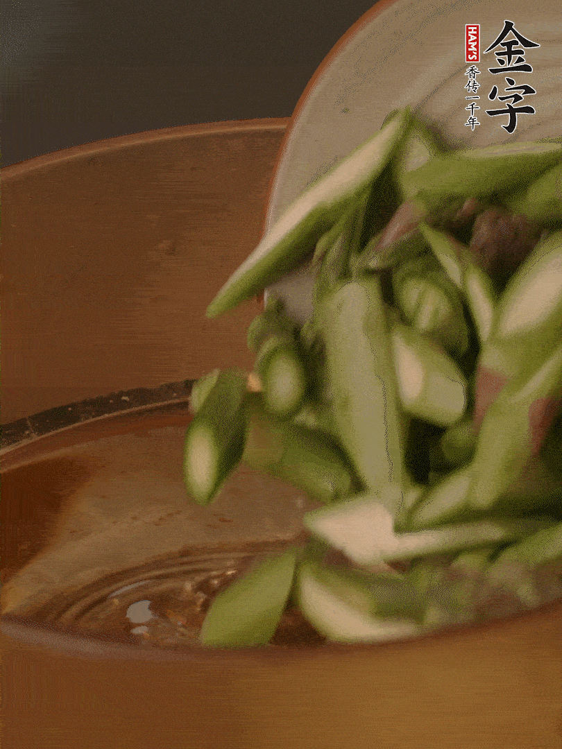 蘆筍、白玉菇焯水30秒備用。