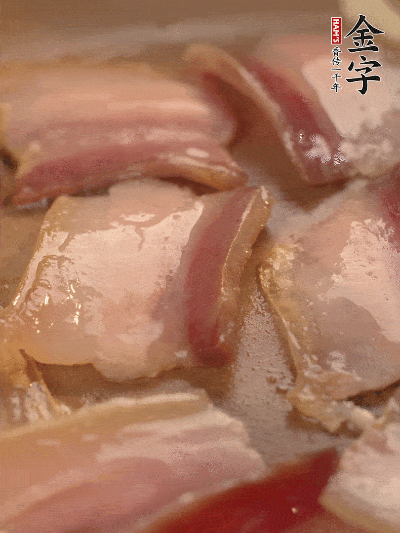 鍋中熱油煸香大蒜、咸肉。