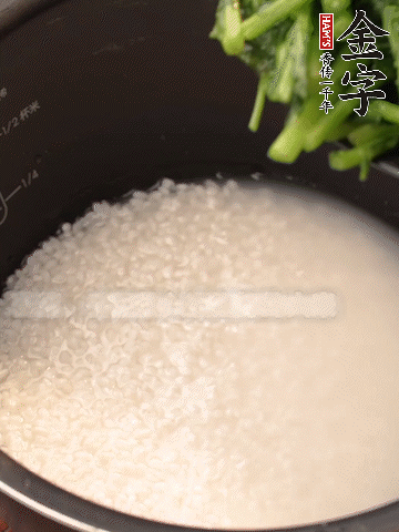 茼蒿、香腸放入浸泡好的大米，水沒過大米半指煮熟。